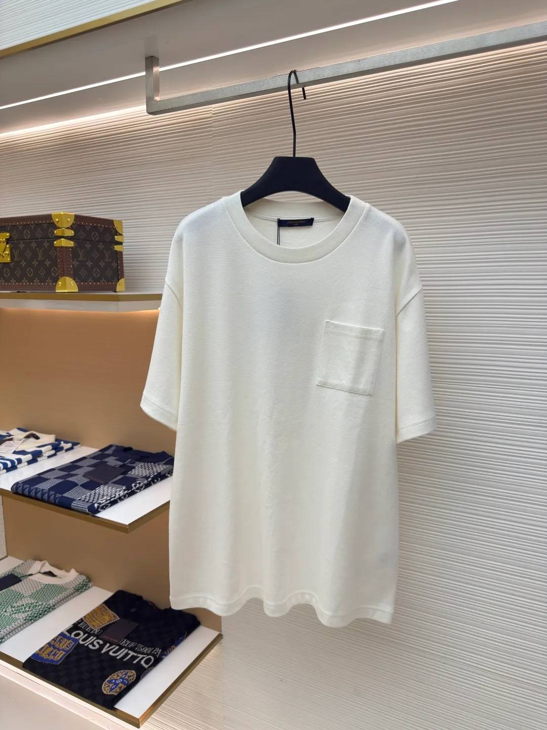 LOUIS VUITTON Pocket jacquard short sleeves ●Authentic product: purchased and developed for 8500 ●Item number: 1680117-A35 ●Fabric: pure cotton fabric ●Technology: jacquard knitting ●Version: fitted version ●Weight: about 345 grams ●Size: XS-S-M-L ●Description: Use 18-needle upper and lower cotton jacquard knitted fabric, weight 300g. Disassemble the original version to analyze the type of machine for yarn parameters. Manually count the needles and draw the pattern. The jacquard fabric is woven by Fukuda machine imported from Japan. The solid color part uses an 18-needle double-sided jacquard machine to weave the pique fabric. The jacquard and solid color fabrics are proportioned according to the amount of each piece. The two fabrics are the same The vat dyeing ensures that there is no color difference in the finished fabric. Overflow vat rope dyeing is used. The edge of the finished fabric is over-positioned and the weft adjuster is used to adjust the weft and slant to ensure that the pattern of the finished fabric is consistent with the size of the Y version. The front + sleeves are made of solid pique fabric, and the back pocket is made of jacquard fabric. The pocket letters are centered and positioned to take out the pieces. The thread is made of 40s double-ply cotton yarn and the flat collar is woven on a horizontal machine. The overall wiring is straight and delicate, the fabric is comfortable and soft, and the color is consistent without color difference. It can be matched with the same style to create a fashionable look and control various occasions. Customized accessories, complete with three standards, same style for men and women!